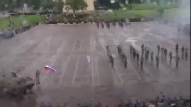 День России БТР переезжает десантника 12.06.2014. Новости Жирновска - форум ЖИРАФ смотреть онлайн