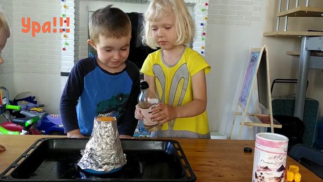 #лайфхак #детитарантино #эксперимент Опыты с детьми: как сделать простой и эффектный вулкан дома! смотреть онлайн