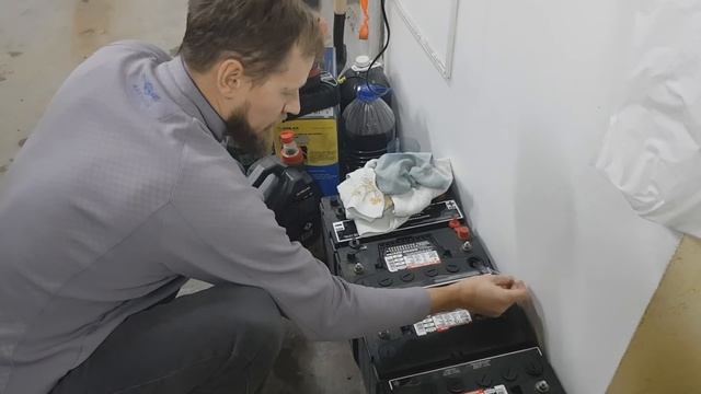 Готовим катер к сезону. Проверка уровня электролита свинцово-кислотной АКБ смотреть онлайн