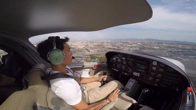 DA20 Take off and Landing at Sabadell airport Spain. смотреть онлайн