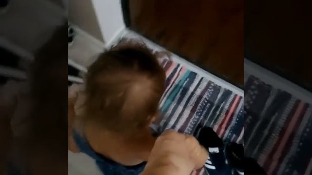 Смешное видео, где маленькая девочка Кира уходит из дома смотреть онлайн