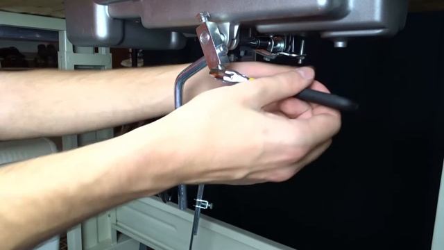 HOW TO ADJUST THE KNEE LIFTER ON AN INDUSTRIAL SEWING MACHINE смотреть онлайн