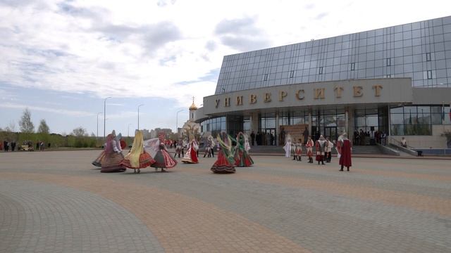 В День славянской письменности в СурГУ открыли новый арт-объект смотреть онлайн