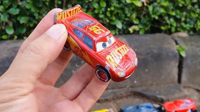 Clean up muddy minicars & disney pixar car convoys! Play in the garden смотреть онлайн