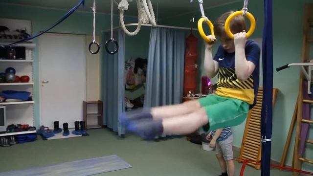 Гимнастические упражнения на кольцах