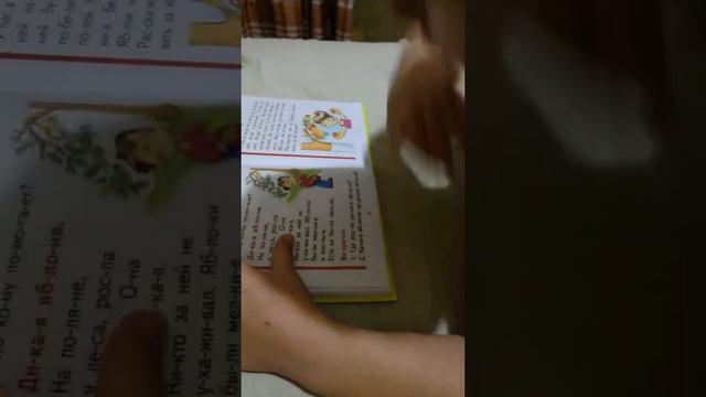 Чтение - это когда психует младшее поколение, и очень весело старшему! 😤😂📖 смотреть онлайн