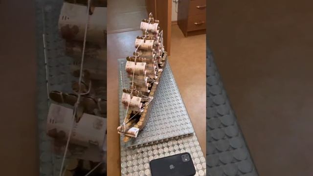 Четырёхпалубный корабль ? из монет номиналом 10 копеек паруса сделаны из купюр номиналом 100 руб смотреть онлайн