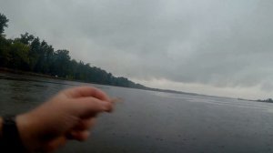 Рыбалка в дождь. Ловля леща на кольцо с лодки на Волге.