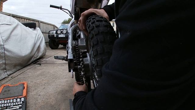 QUARANTINE HOBBIES! 90cc pit bike how to change rear tyre/tube + GoPro POV ride along! смотреть онлайн