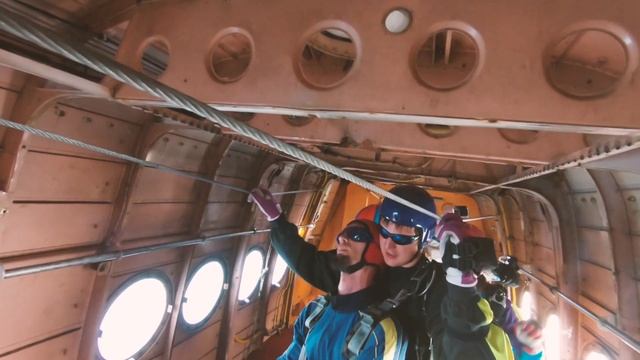 Чего боится человек киборг? Прыжок с парашютом с биоэлектрическими протезами рук смотреть онлайн