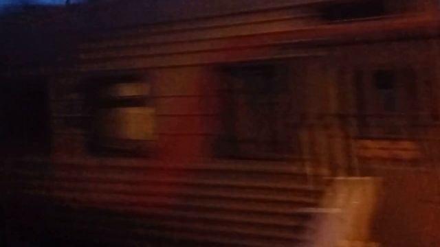 Электровоз ЭП2К с почтово-багажным поездом 984 Москва - Хабаровск. Платформа Казанское смотреть онлайн
