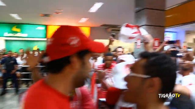 Frontini chega a Goiânia com festa da torcida смотреть онлайн