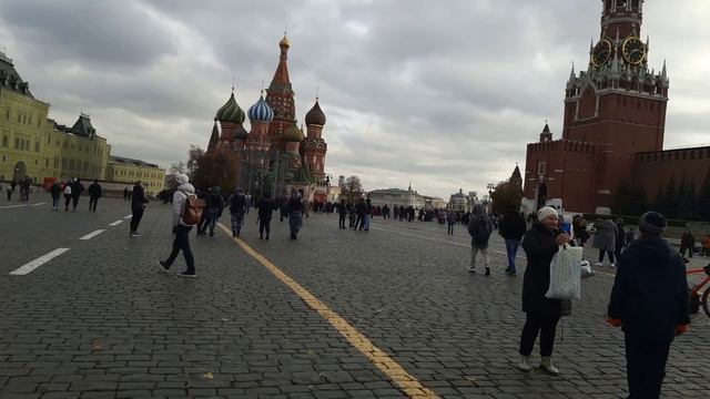 WALKING MOSCOW - KREMLIN AND RED SQUARE /FACTS ABOUT LIVING IN MOSCOW RUSSIA #travelrussia / смотреть онлайн