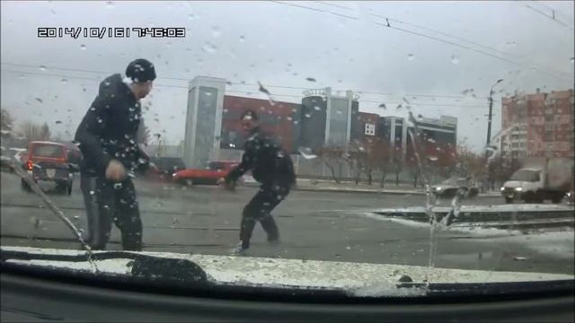 Первый снег в Челябинске ДТП1 смотреть онлайн