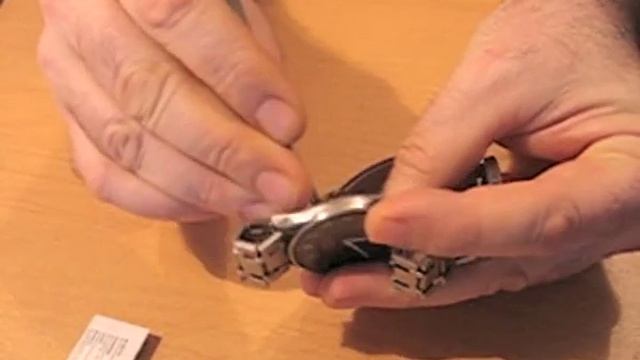 Как самостоятельно снять крышку наручных часов и заменить батарейку смотреть онлайн