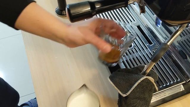 How to Froth Milk for A Perfect Latte Art| Tips and Tricks For Beginners смотреть онлайн