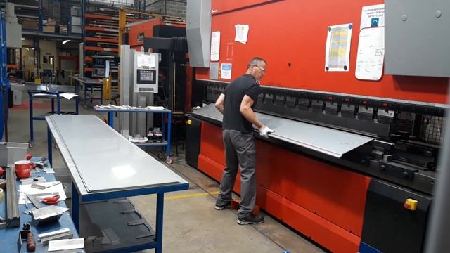 Amada HFE M2 2204 4M 6 axis CNC press brake in operation смотреть онлайн