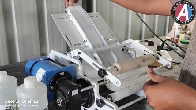 SEMI AUTOMATIC SHEET FORM LABEL LABELLING MACHINE FOR ROUND BOTTLES смотреть онлайн