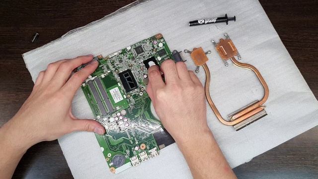 НP 15-n262sr Замена термопасты. разборка. чистка. The laptop is heating up. turns off. смотреть онлайн