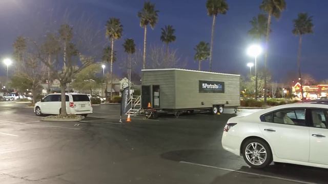 Передвижная фотостудия прямо на парковке возле магазина Walmart Сакраменто, Калифорния. смотреть онлайн