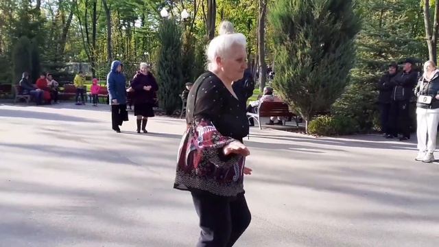 РОС ТЮЛЬПАН В ОДНОМ САДУ! ТАНЦЫ В ПАРКЕ ГОРЬКОГО ХАРЬКОВ СЧАСТЛИВЫЕ ДНИ смотреть онлайн