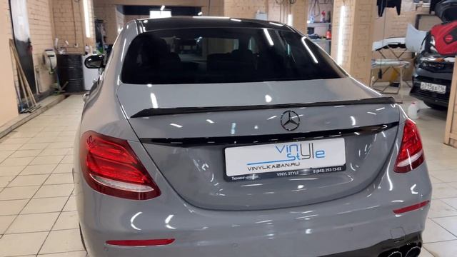 Mercedes E200 - оклейка кузова пленкой цвета Nardo Grey смотреть онлайн