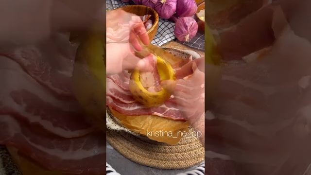 Запеченный картофель с беконом смотреть онлайн