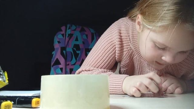 наклейка Из рисунка по клеточкам смотреть онлайн