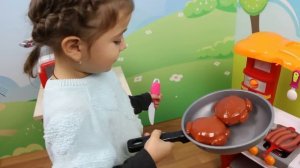 КУХНЯ Готовим вместе обед из игрушечных продуктов. Эмилюша повар. Детская кухня