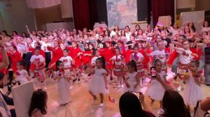 Общий танец с флагами