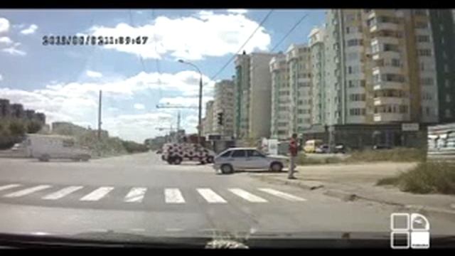 Водитель и кондуктор троллейбуса вынесли из транспорта пожилую женщину смотреть онлайн