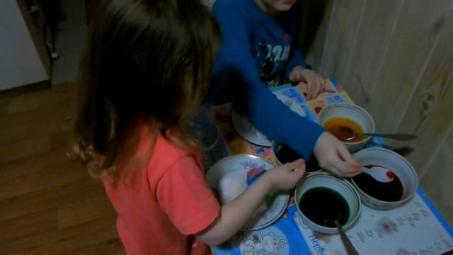 ШОК как дети красят пасхальные яйца. Оригинальные Пасхальные Яйца / Яйца на Пасху / Easter Eggs смотреть онлайн