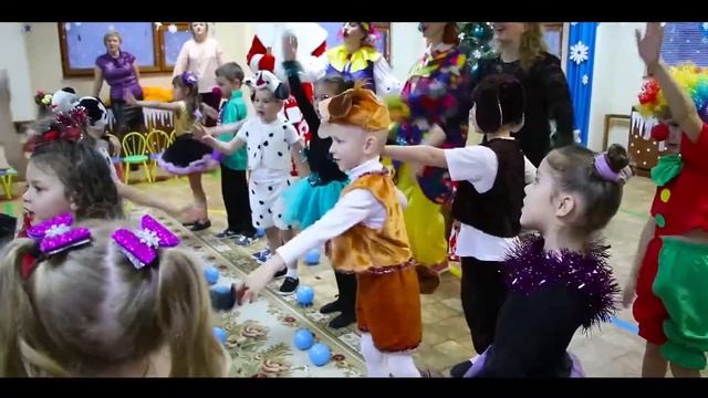 финал "Новогоднего цирка". Песня "А ёлка веточкой мохнатою качает" смотреть онлайн