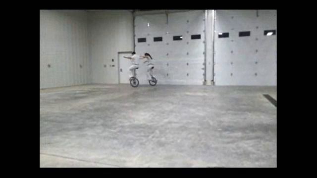 Cassie n Chris Unicycle Routine смотреть онлайн
