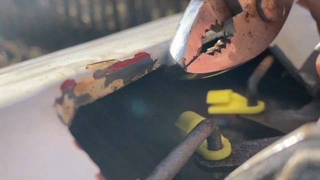 Repairing an old broken tailgate смотреть онлайн