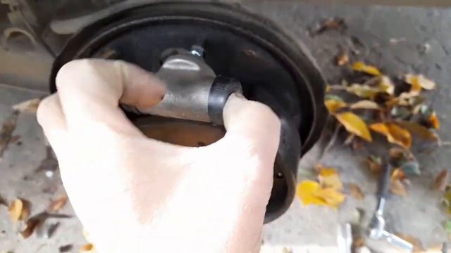 Выбежала вся тормозная из бачка.Вот в чём дело. Устраняю проблему. Опель Вектра а 1.6 смотреть онлайн