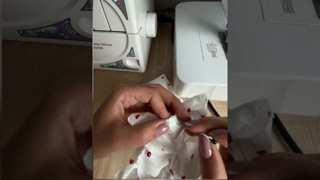 Лайфхак - как сделать рукав резинкой #каксшить #шитье #шьюсама #швея #шить #шьюипоказываю #лайфхак смотреть онлайн