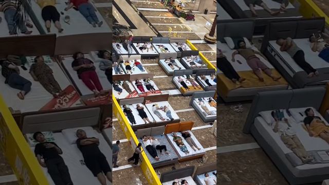 В Китае провели турнир по лежанию на кровати — победителю достаточно было пролежать всего 4 часа🛌 смотреть онлайн