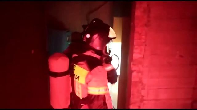 Сотрудники МЧС провели занятия в теплодымокамере смотреть онлайн