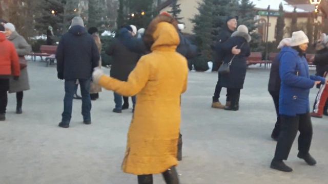 Когда ты на машине при деньгах!!!💃🌹Танцы в парке Горького!!!💃🌹 Харьков 2022 смотреть онлайн