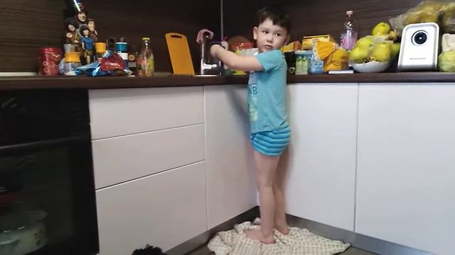 Учу собаку командам. Собрал Lego. смотреть онлайн