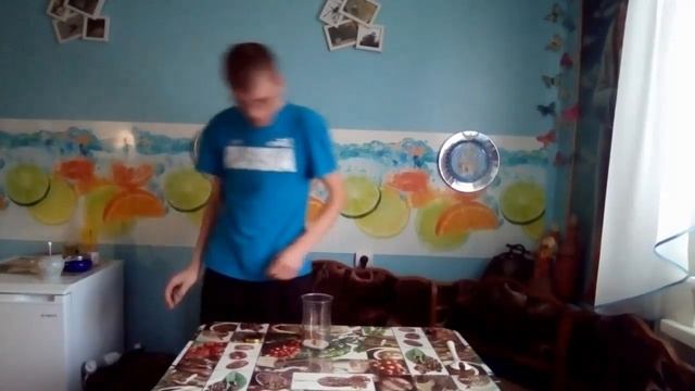 Салат из крабовых палочек и вермишели.