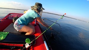 КАК ЗАГРУЗИТЬ ЛОДКУ ПВХ С МОТОРОМ НА ПРИЦЕП С ПОМОЩЬЮ ЛЕБЁДКИ. Рыбалка на кольцо на Волге!.mp4