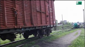 Ручная расцепка и спуск грузовых вагонов с "горки".