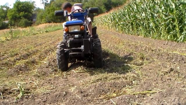 Подготовка картофеля к копке. Уборка сорняков и ботвы минитрактором смотреть онлайн