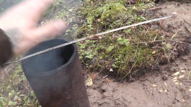 ОБАЛДЕТЬ! ОН КОПТИТ РЫБУ В ТРУБЕ ЗЕМЛЯНКИ... Копчёности без коптильни! смотреть онлайн