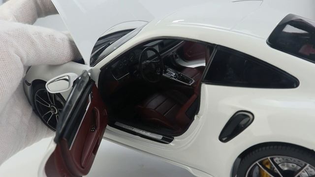 MINICHAMPS 1:18 Porsche 911 992 Turbo S Carrara White Metallic / Interior black and Bordeaux Red смотреть онлайн