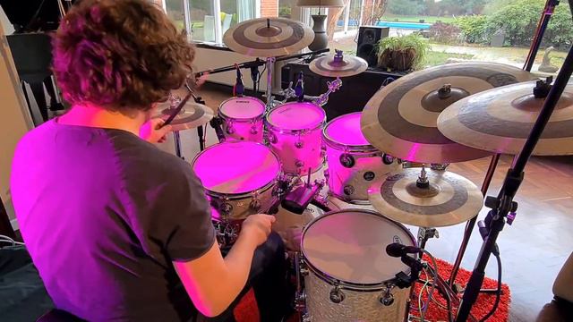 Drumming a groovy, cowbell driven, funk pattern смотреть онлайн