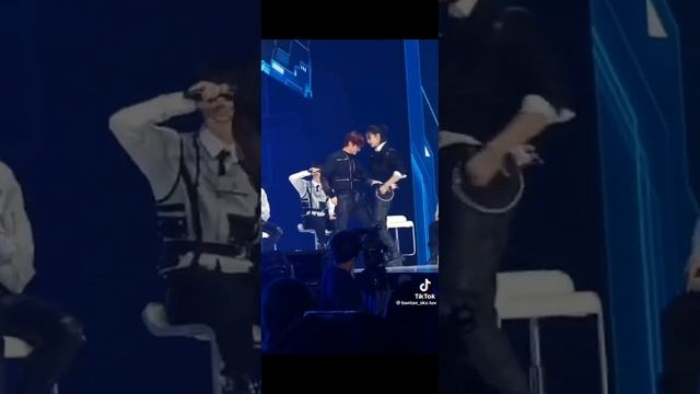 Танец Минхо и Хёнджина смотреть онлайн