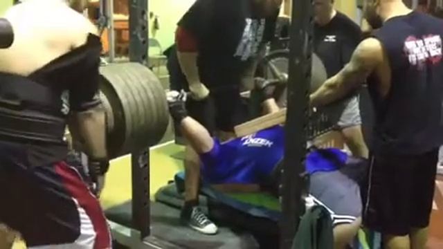 The Hammer laying it down! смотреть онлайн